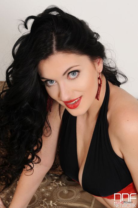 La bellezza europea Brook Scott strisce e giocattoli la sua figa rifinita in un assolo
