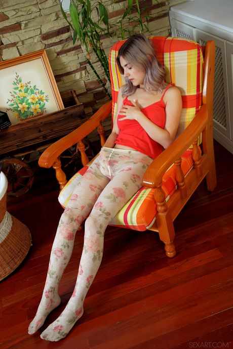 性感金发少女伊娃-艾尔菲穿着连裤袜，用手指着自己的阴部
