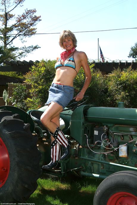 Amador maduro Carmen F mostra sua bunda grande e sua boa buceta ao ar livre
