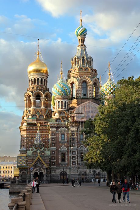 Watch 4 Beauty: Teen glamour W4B posant dans sa lingerie sexy et se déshabillant dans les escaliers