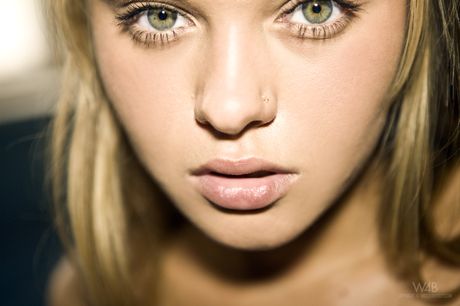 Glamourøs teenager W4B poserer i hendes sexede lingeri og stripper på trappen
