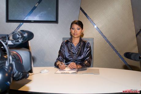 Sai Tai Tiger es ganado por varios hombres en una oficina caliente.
