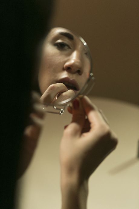 Brunett Teen Assoli tar bort hennes underkläder innan de onanerar i strumpor
