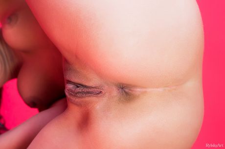 Rylsky Art: Sexy Russian Zelda spreads her long legs to show her bald pussy close up