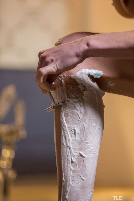 Gerda A trekt haar badjas uit en scheert haar kutje in de badkamer
