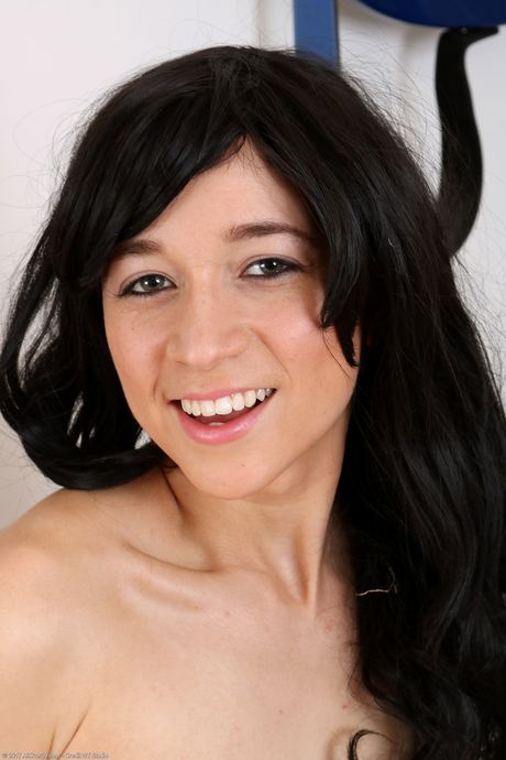 セクシーなブルネット、トレイシー・ローズがハイヒールを履いて美味しそうなアソコとトゥワークを披露
