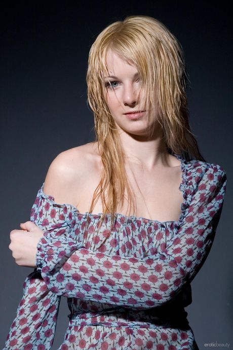 날씬한 십대 멜로리가 작은 가슴을 드러내며 누드 포즈를 취하고 있습니다.
