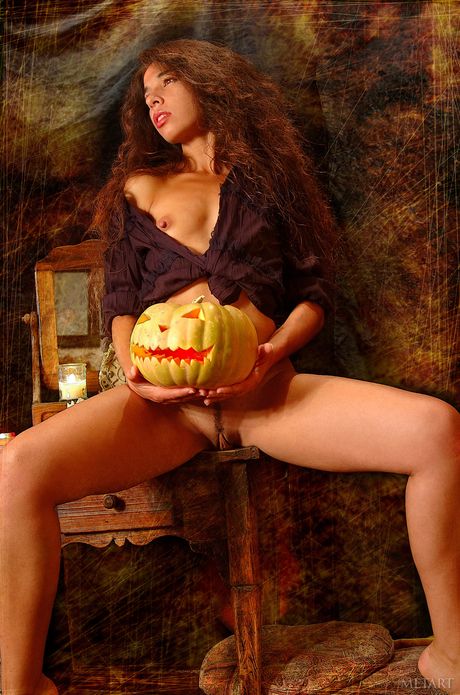 Latina teen Idoia A models totally naked without hesitation