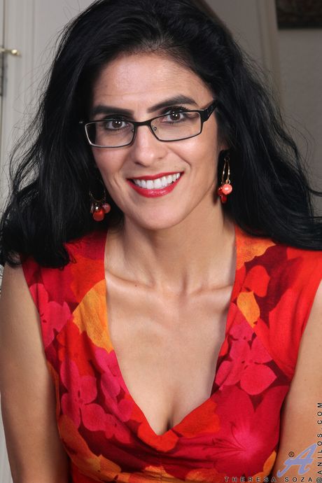 Amateur MILF Theresa Soza shows her big tits and spreads her pussy