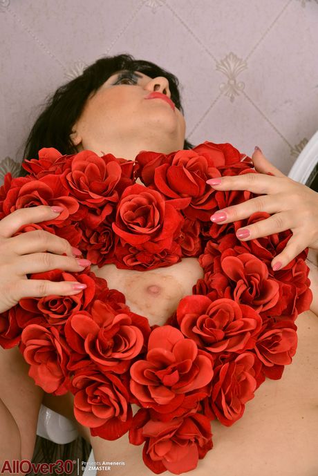 성숙한 여성 아메네리스가 솔로에서 큰 엉덩이와 큰 가슴을 과시합니다.
