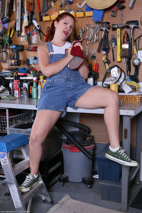 Petite amateur Kimberlee Cline shows her big ass & spreads her pussy