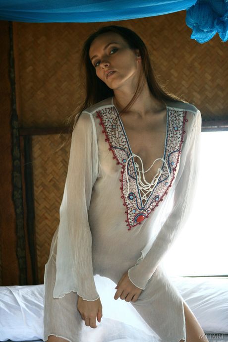 Lean Teen Nadya C blir naken utan blyghet
