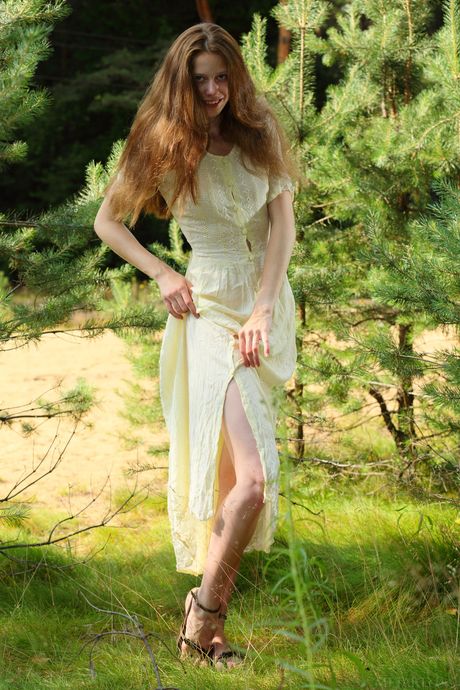 Russisk Lady Nicole K viser de store puppene og den lille rumpa i skogen
