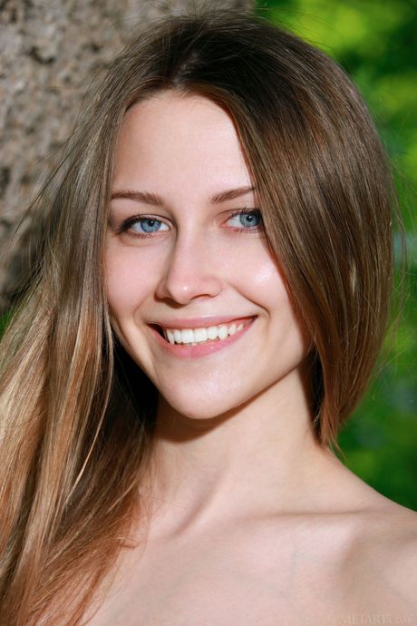 Met Art: Svelte teen Violet shows her tiny tits and poses nude in the backyard