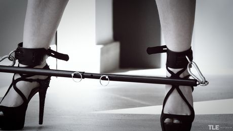 Sexy Redhead Amarna Miller entfernt eine Beinstrafer -Bar, bevor er masturbiert
