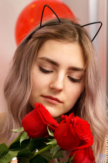 Blond brud Lady Jay avslöjar sina stora tuttar och fingrar hennes fitta i strumpor
