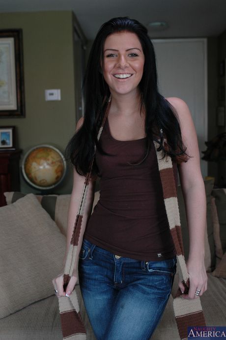 La sexy morena Taryn Thomas se tira a sus talones y muestra sus tetas
