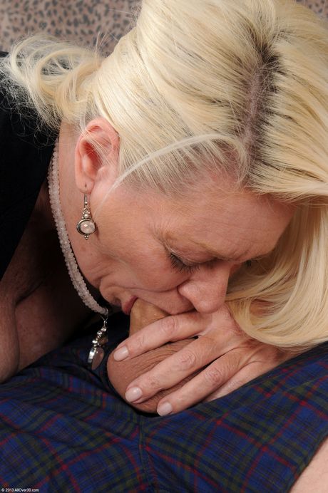 Mature Brazilian Angelique gets her pussy eaten and her twat fucked