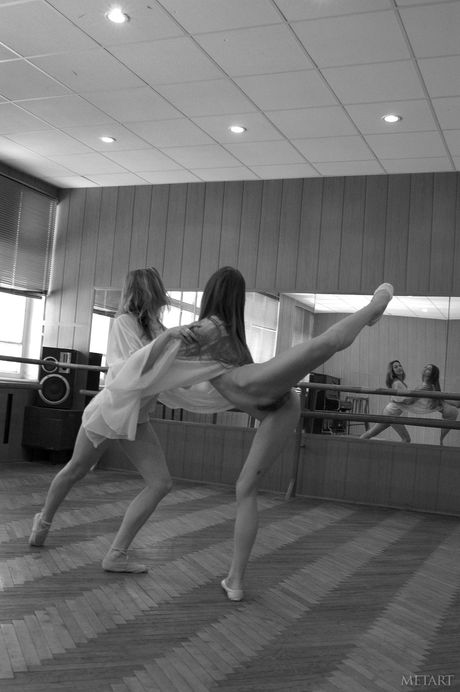 Slender teen babes Jasmine A & Uliya E posing naked in the ballet studio