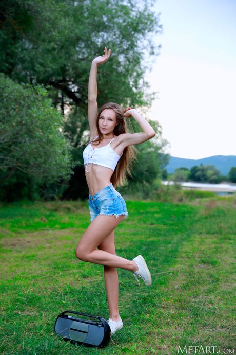 Lean Teen Mirabella zostaje naga na łące i pokazuje swoje małe cycki i twat
