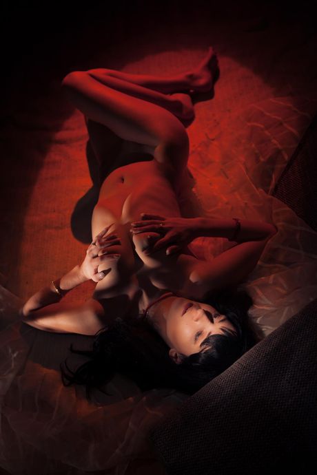 Bashful Teen Andrea P visar sina stora tuttar och poserar nakna i en solo
