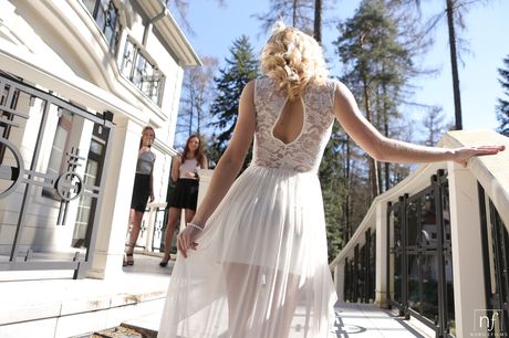 Drei lesbische Teenager -Teenager haben während eines Sleepover einen Dreier auf einer Couch
