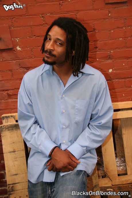 Dogfart Network: 娇小少女安吉丽娜-科尔斯在火热的办公室里被黑人轮奸