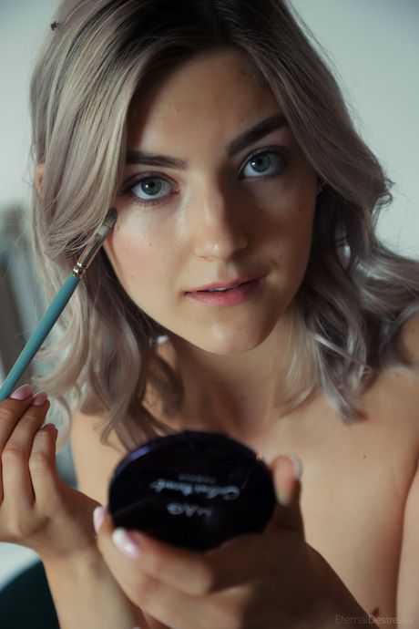 Russian fair Eva Elfie shows her beautiful body in the nude