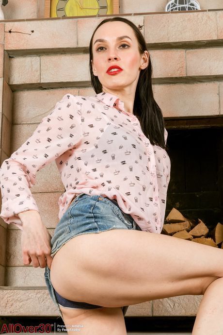 Mature housewife Amelia shows off her big ass & her pussy in a solo