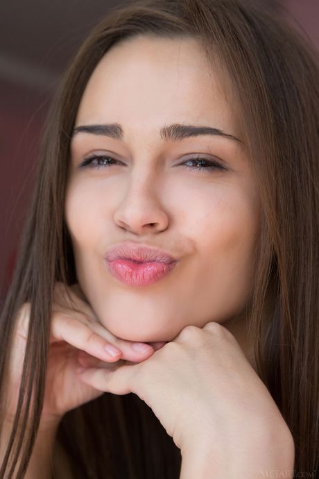 Slender Teen Trista A verwijdert haar jurk om te modelleren in het naakt
