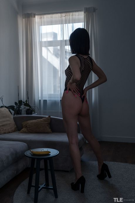 The Life Erotic: Teen Pollie tatuado Starr fica nu em copos e saltos altos