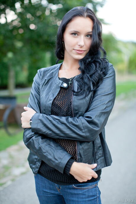 Mørkhåret skjønnhet Diana G tar det hele på en uteplassstol
