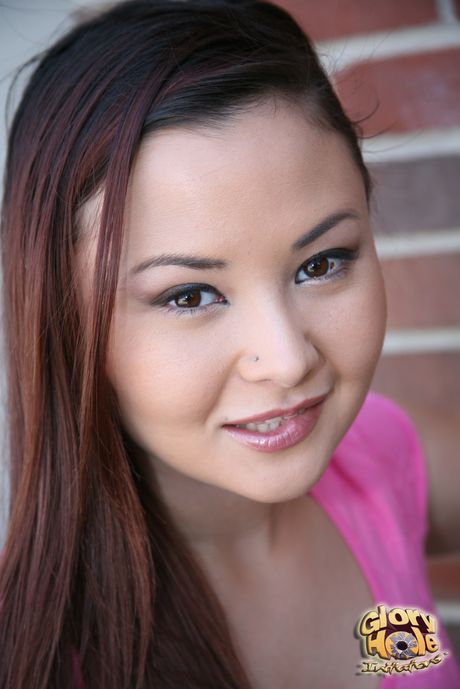 공중 화장실의 글로리홀을 통해 자지를 빨고 있는 아시아 소녀 키타 젠
