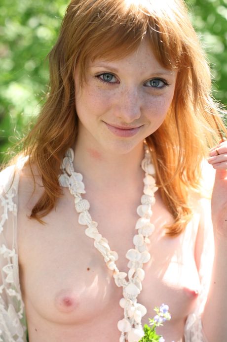 Skinny Redhead Tanna posa nuda nella foresta e mostra le sue piccole tette e il culo caldo
