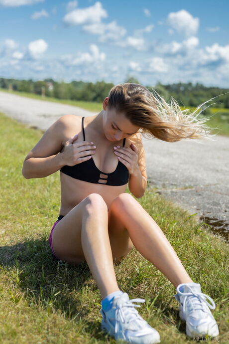 Blond tonåring Paulina blir naken innan hon fingrar på sin fitta på en strand
