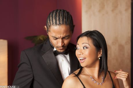 Petite ebony Lucky Starr krijgt haar kleine tieten en kutje geneukt door een blanke man
