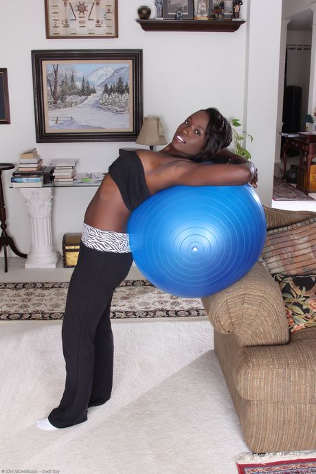 Ebony MILF Sayanna Monroe shows her big ass & her tasty pussy