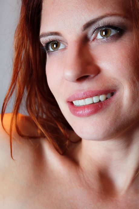 红发少女维塔脱下内衣和丝袜自慰
