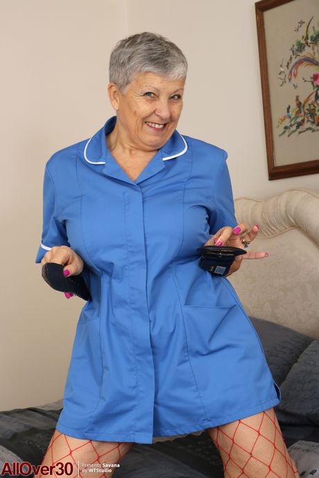 制服を脱いでランジェリー姿でポーズをとる熟女サヴァナ
