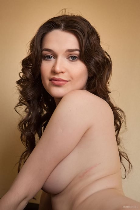 Ukrainian babe Serena Wood shows her shaved pussy and tight ass in the nude