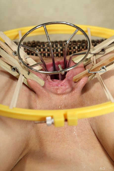 Un adolescent délicat Roxy Ryder se fait nue en nattes et en talons hauts
