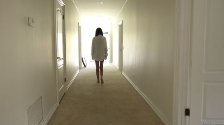 문신을 한 금발 라일리 닉슨과 창백한 소녀 리 레이븐이 쓰리섬으로 엉덩이 떡을 칩니다.
