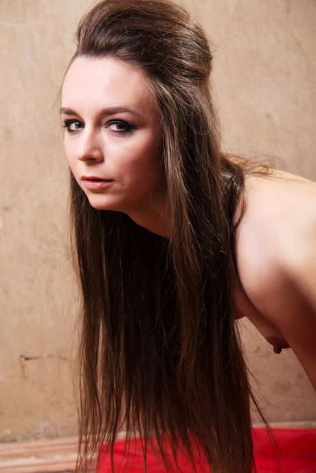 Blond tenåring llenushka fjerner svart undertøy før hun fingrer fitta hennes
