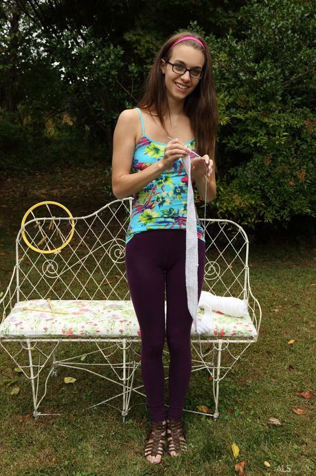 Nerdy Teen Tali Dova تصبح عارية في الفناء الخلفي قبل أن تتلاعب بوسها
