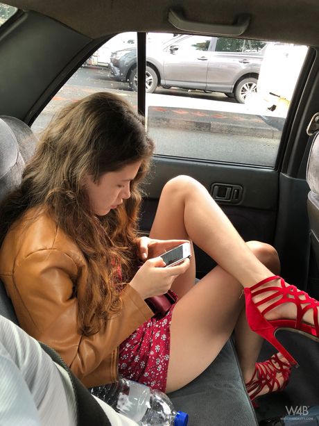 Latina sexy Irene Rouse dépouille sa robe et les mèches dans le jardin
