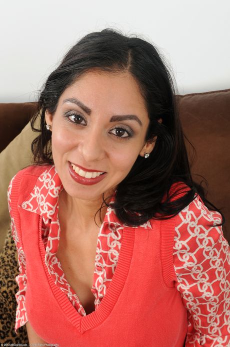 Latina MILF Bianca Mendoza shows her big ass and spreads her pussy