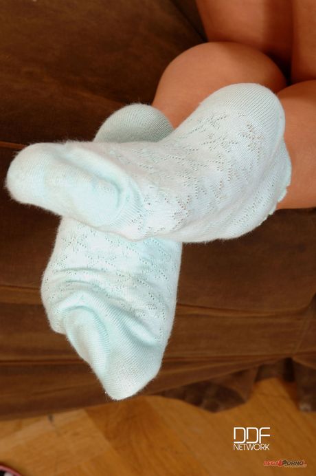 迷人的少女杰西卡-罗克斯（Jessica Rox）在独奏中给人做脚底按摩并让人崇拜她的双脚
