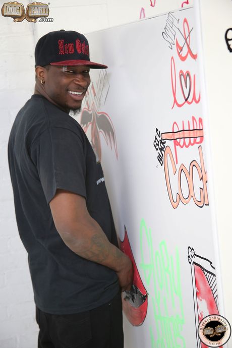 Blond Cougar Abbey Brooks får sin fitta och röv knullad av en svart kille
