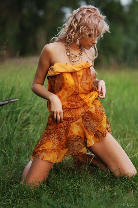 نحيل أوكراني مراهق ماشا هـ ويطرح عارية في الحديقة
