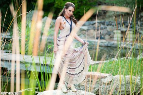 Gata sexy Jenna Rose revela seus grandes peitos naturais e poses ao ar livre
